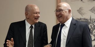 Τη διαβεβαίωση ότι η Γαλλία βρίσκεται σταθερά στο πλευρό της Ελλάδας, μετέφερε ο Γάλλος Υπουργός Οικονομίας, Μισέλ Σαπέν