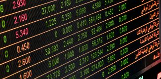 Σε «θετική» από «σταθερή» αναβάθμισε την προοπτική της ελληνικής οικονομίας ο οίκος Fitch