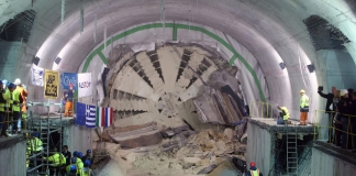 Άφιξη του μετροπόντικα στον τερματικό σταθμό Δημοτικό Θέατρο του Πειραιά