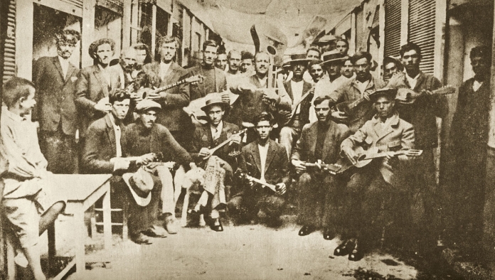1280px-Rembetes_Karaiskaki_1933