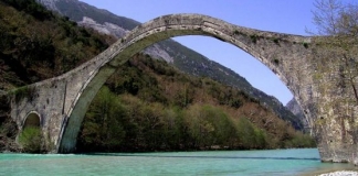 Στην τελική ευθεία η έναρξη των εργασιών αναστήλωσης του ιστορικού γεφυριού της Πλάκας.