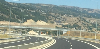 Διενέργεια του διεθνούς διαγωνισμού για την «Εγκατάσταση πλήρους ηλεκτρονικού συστήματος αναλογικής χρέωσης διοδίων τελών, δορυφορικής τεχνολογίας με οπτική αναγνώριση» σε όλους τους αυτοκινητοδρόμους της χώρας.