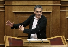 «Μεριμνούμε τόσο για τη μεσαία τάξη όσο και για τους χαμηλόμισθους»