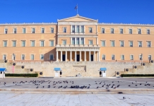 Ψηφίστηκε στη Βουλή το νομοσχέδιο για τη μείωση των εισφορών μη μισθωτών