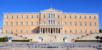 Ψηφίστηκε στη Βουλή το νομοσχέδιο για τη μείωση των εισφορών μη μισθωτών