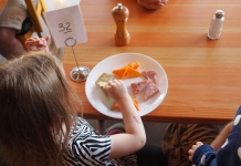 Επέκταση του προγράμματος “Σχολικά Γεύματα” σε 104 σχολικές μονάδες όλης της χώρας