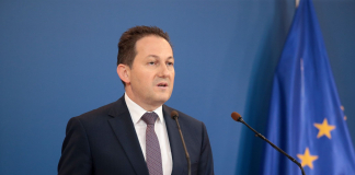 Η ενημέρωση των πολιτικών συντακτών και των ανταποκριτών ξένου τύπου από τον Υφυπουργό παρά τω Πρωθυπουργώ και Κυβερνητικό Εκπρόσωπο Στέλιο Πέτσα