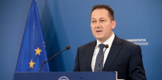 Η ενημέρωση των πολιτικών συντακτών και των ανταποκριτών ξένου τύπου από τον Υφυπουργό παρά τω Πρωθυπουργώ και Κυβερνητικό Εκπρόσωπο Στέλιο Πέτσα