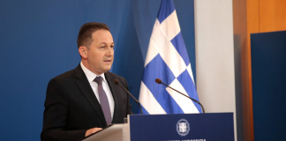 Η ενημέρωση των πολιτικών συντακτών και των ανταποκριτών ξένου τύπου από τον Υφυπουργό παρά τω Πρωθυπουργώ και Κυβερνητικό Εκπρόσωπο Στέλιο Πέτσα