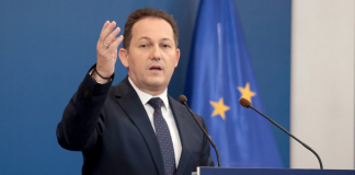 Η ενημέρωση των πολιτικών συντακτών και των ανταποκριτών ξένου τύπου από τον Υφυπουργό παρά τω Πρωθυπουργώ και Κυβερνητικό Εκπρόσωπο Στέλιο Πέτσα
