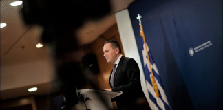 Η ενημέρωση των πολιτικών συντακτών και των ανταποκριτών ξένου τύπου από τον Υφυπουργό παρά τω Πρωθυπουργώ και Κυβερνητικό Εκπρόσωπο Στέλιο Πέτσα