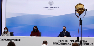 Η ενημέρωση των πολιτικών συντακτών και των ανταποκριτών ξένου τύπου από τον Υφυπουργό παρά τω Πρωθυπουργώ και Κυβερνητικό Εκπρόσωπο Στέλιο Πέτσα, την Υπουργό Παιδείας και Θρησκευμάτων Νίκη Κεραμέως και την Καθηγήτρια Παιδιατρικής Λοιμωξιολογίας Βάνα Παπαευαγγέλου