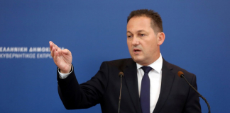 Η ενημέρωση των πολιτικών συντακτών και των ανταποκριτών ξένου τύπου από τον Υφυπουργό παρά τω Πρωθυπουργώ και Κυβερνητικό Εκπρόσωπο Στέλιο Πέτσα