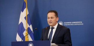 Η ενημέρωση των πολιτικών συντακτών και των ανταποκριτών ξένου τύπου από τον Υφυπουργό παρά τω Πρωθυπουργώ και Κυβερνητικό Εκπρόσωπο Στέλιο Πέτσα