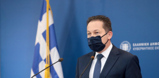 Η ενημέρωση των πολιτικών συντακτών και των ανταποκριτών ξένου τύπου από τον Υφυπουργό παρά τω Πρωθυπουργώ και Κυβερνητικό Εκπρόσωπο Στέλιο Πέτσα