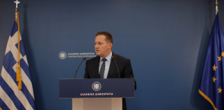 Η ενημέρωση των πολιτικών συντακτών και των ανταποκριτών ξένου τύπου από τον Υφυπουργό παρά τω Πρωθυπουργώ και Κυβερνητικό Εκπρόσωπο Στέλιο Πέτσα