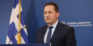 Η ενημέρωση των πολιτικών συντακτών και των ανταποκριτών ξένου τύπου από τον Υφυπουργό παρά τω Πρωθυπουργώ και Κυβερνητικό Εκπρόσωπο Στέλιο Πέτσα
