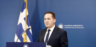 Η ενημέρωση των πολιτικών συντακτών και των ανταποκριτών ξένου τύπου από τον Υφυπουργό παρά τω Πρωθυπουργώ και Κυβερνητικό Εκπρόσωπο Στέλιο Πέτσα