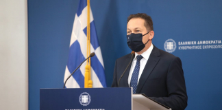 Η ενημέρωση των πολιτικών συντακτών και των ανταποκριτών ξένου τύπου από τον Υφυπουργό παρά τω Πρωθυπουργώ και Κυβερνητικό Εκπρόσωπο Στέλιο Πέτσα