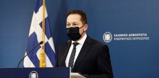 Η ενημέρωση των πολιτικών συντακτών και των ανταποκριτών ξένου τύπου από τον Υφυπουργό παρά τω Πρωθυπουργώ και Κυβερνητικό Εκπρόσωπο Στέλιο Πέτσα