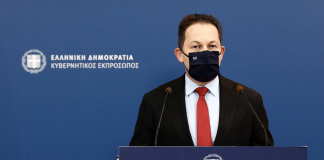 Η ενημέρωση των πολιτικών συντακτών και των ανταποκριτών ξένου τύπου από τον Υφυπουργό παρά τω Πρωθυπουργώ και Κυβερνητικό Εκπρόσωπο Στέλιο Πέτσα