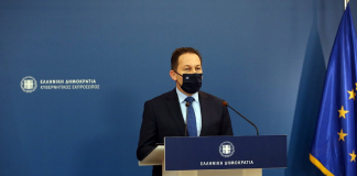 Η ενημέρωση των πολιτικών συντακτών και των ανταποκριτών ξένου τύπου από τον Υφυπουργό παρά τω Πρωθυπουργώ και Κυβερνητικό Εκπρόσωπο Στέλιο Πέτσα