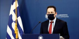 Η ενημέρωση των πολιτικών συντακτών και των ανταποκριτών ξένου τύπου από τον Υφυπουργό παρά τω Πρωθυπουργώ και Κυβερνητικό Εκπρόσωπο Στέλιο Πέτσα
