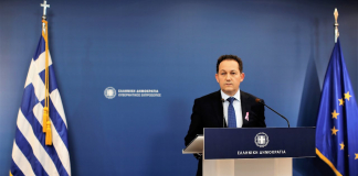 Η ενημέρωση των πολιτικών συντακτών και των ανταποκριτών ξένου τύπου από τον Υφυπουργό παρά τω Πρωθυπουργώ και Κυβερνητικό Εκπρόσωπο Στέλιο Πέτσα