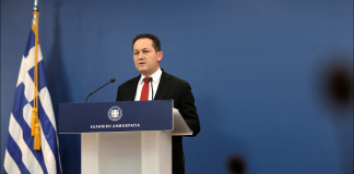 Η ενημέρωση των πολιτικών συντακτών και των ανταποκριτών ξένου τύπου από τον Υφυπουργό παρά τω Πρωθυπουργώ και Κυβερνητικό Εκπρόσωπο Στέλιο Πέτσα