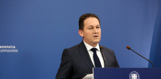 Η ενημέρωση των πολιτικών συντακτών και των ανταποκριτών ξένου τύπου από τον Υφυπουργό παρά τω Πρωθυπουργώ και Κυβερνητικό Εκπρόσωπο Στέλιο Πέτσα