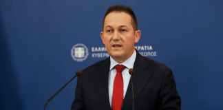 Η ενημέρωση των πολιτικών συντακτών και των ανταποκριτών ξένου τύπου από τον Υφυπουργό παρά τω Πρωθυπουργώ και Κυβερνητικό Εκπρόσωπο Στέλιο Πέτσα