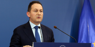 Η ενημέρωση των πολιτικών συντακτών και των ανταποκριτών ξένου τύπου από τον Υφυπουργό παρά τω Πρωθυπουργώ και Κυβερνητικό Εκπρόσωπο Στέλιο Πέτσα