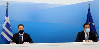 Η ενημέρωση των πολιτικών συντακτών από τον Υφυπουργό παρά τω Πρωθυπουργώ και Κυβερνητικό Εκπρόσωπο Στέλιο Πέτσα και τον Υπουργό Ανάπτυξης και Επενδύσεων Άδωνι Γεωργιάδη