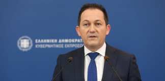 Η ενημέρωση των πολιτικών συντακτών και των ανταποκριτών ξένου τύπου από τον Υφυπουργό παρά τω Πρωθυπουργώ και Κυβερνητικό Εκπρόσωπο Στέλιο Πέτσα