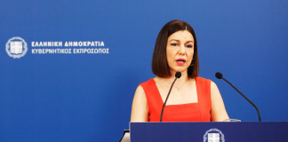 Η ενημέρωση των πολιτικών συντακτών και των ανταποκριτών ξένου τύπου από την Κυβερνητική Εκπρόσωπο Αριστοτελία Πελώνη