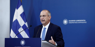 Η ενημέρωση των πολιτικών συντακτών και των ανταποκριτών ξένου τύπου από τον Υφυπουργό παρά τω Πρωθυπουργώ και Κυβερνητικό Εκπρόσωπο Γιάννη Οικονόμου