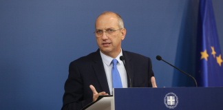 Η ενημέρωση των πολιτικών συντακτών και των ανταποκριτών ξένου τύπου από τον Υφυπουργό παρά τω Πρωθυπουργώ και Κυβερνητικό Εκπρόσωπο Γιάννη Οικονόμου