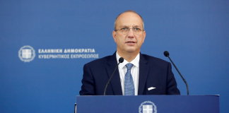 Η ενημέρωση των πολιτικών συντακτών και των ανταποκριτών ξένου τύπου από τον Υφυπουργό παρά τω Πρωθυπουργώ και Κυβερνητικό Εκπρόσωπο Γιάννη Οικονόμου
