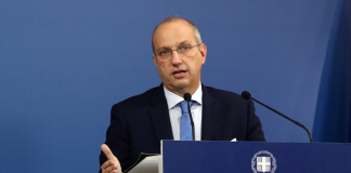 Η ενημέρωση των πολιτικών συντακτών και των ανταποκριτών ξένου τύπου από τον Υφυπουργό παρά τω Πρωθυπουργώ και Κυβερνητικό Εκπρόσωπο Γιάννη Οικονόμου