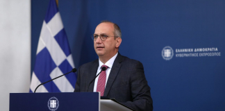 Η ενημέρωση των πολιτικών συντακτών και των ανταποκριτών ξένου Τύπου από τον Υφυπουργό παρά τω Πρωθυπουργώ και Κυβερνητικό Εκπρόσωπο Γιάννη Οικονόμου
