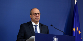 Η ενημέρωση των πολιτικών συντακτών και των ανταποκριτών ξένου Τύπου από τον Υφυπουργό παρά τω Πρωθυπουργώ και Κυβερνητικό Εκπρόσωπο Γιάννη Οικονόμου