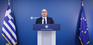 Η ενημέρωση των πολιτικών συντακτών και των ανταποκριτών ξένου Τύπου από τον Υφυπουργό παρά τω Πρωθυπουργώ και Κυβερνητικό Εκπρόσωπο, Γιάννη Οικονόμου