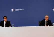 Η ενημέρωση των πολιτικών συντακτών και των ανταποκριτών ξένου Τύπου από τον Υφυπουργό παρά τω Πρωθυπουργώ και Κυβερνητικό Εκπρόσωπο, Γιάννη Οικονόμου, και τον Υπουργό Υγείας, Θάνο Πλεύρη