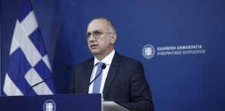 Η ενημέρωση των πολιτικών συντακτών και των ανταποκριτών ξένου Τύπου από τον Υφυπουργό παρά τω Πρωθυπουργώ και Κυβερνητικό Εκπρόσωπο, Γιάννη Οικονόμου