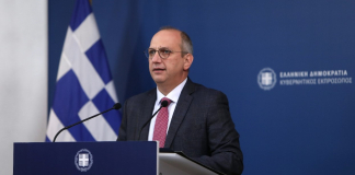 Η ενημέρωση των πολιτικών συντακτών και των ανταποκριτών ξένου Τύπου από τον Υφυπουργό παρά τω Πρωθυπουργώ και Κυβερνητικό Εκπρόσωπο, Γιάννη Οικονόμου