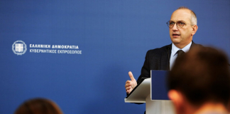 Η ενημέρωση των πολιτικών συντακτών και των ανταποκριτών ξένου Τύπου από τον Υφυπουργό παρά τω Πρωθυπουργώ και Κυβερνητικό Εκπρόσωπο, Γιάννη Οικονόμου