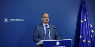 Η ενημέρωση των πολιτικών συντακτών και των ανταποκριτών ξένου τύπου από τον Υφυπουργό παρά τω Πρωθυπουργώ και Κυβερνητικό Εκπρόσωπο Γιάννη Οικονόμου