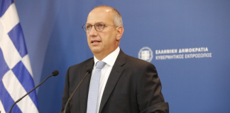 Η ενημέρωση των πολιτικών συντακτών και των ανταποκριτών ξένου Τύπου από τον Υφυπουργό παρά τω Πρωθυπουργώ και Κυβερνητικό Εκπρόσωπο, Γιάννη Οικονόμου