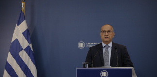 Η ενημέρωση των πολιτικών συντακτών και των ανταποκριτών ξένου Τύπου από τον Υφυπουργό παρά τω Πρωθυπουργώ και Κυβερνητικό Εκπρόσωπο, Γιάννη Οικονόμου