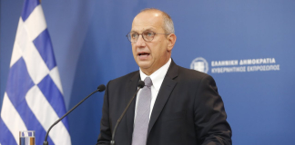 Η ενημέρωση των πολιτικών συντακτών και των ανταποκριτών ξένου Τύπου από τον Υφυπουργό παρά τω Πρωθυπουργώ και Κυβερνητικό Εκπρόσωπο, Γιάννη Οικονόμου